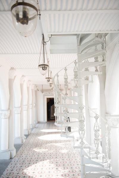 白色走廊阶梯
